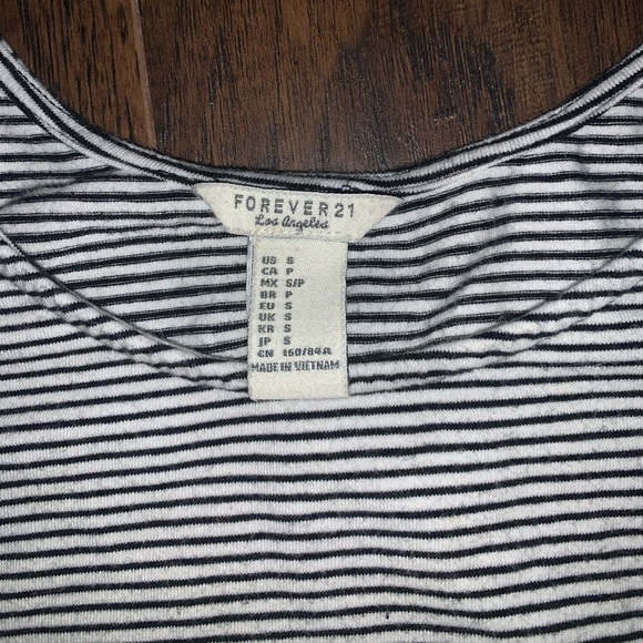 Forever 21 mid arm length sleeve crop top - Picture 2 of 4